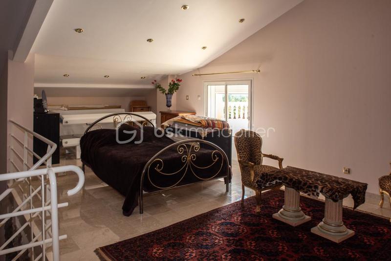 Propriété - 340 m² - 16 pièces