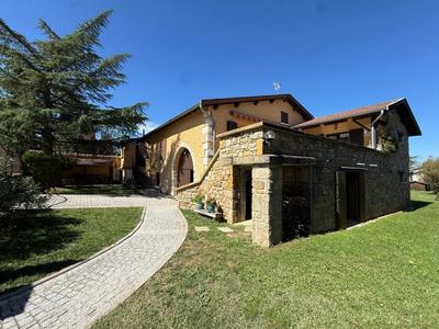 Maison - 240 m² - 6 pièces