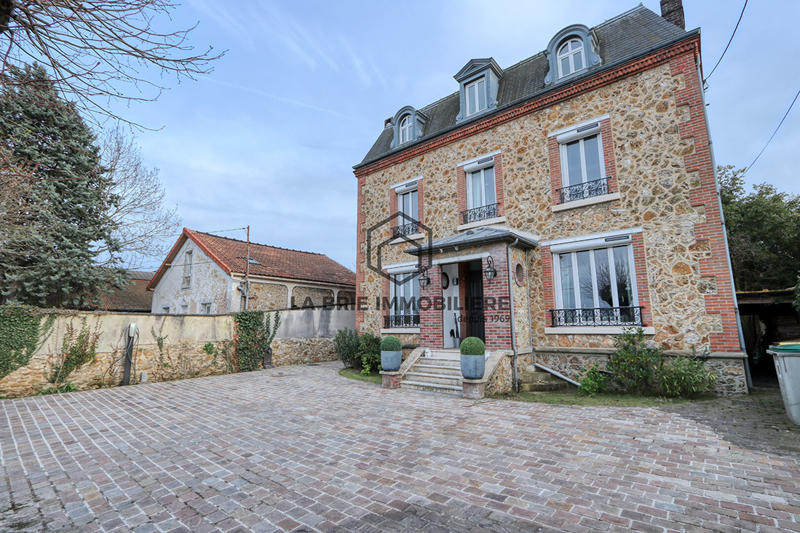 Maison - 235 m² - 9 pièces