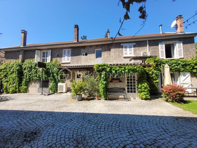 Propriété - 202 m² - 8 pièces