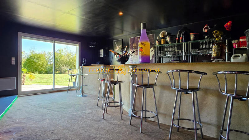 Maison - 700 m² - 9 pièces