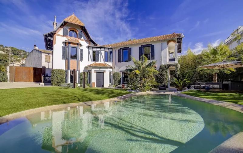 Villa - 216 m² - 6 pièces