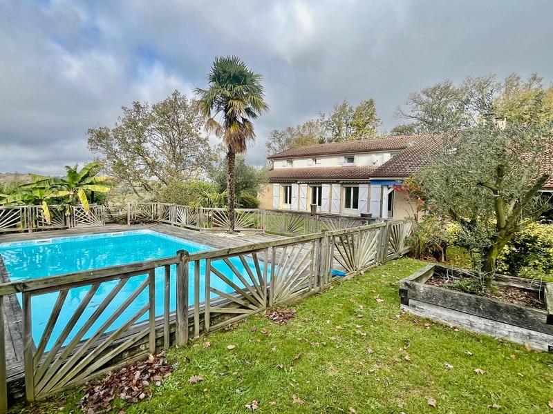 Propriété - 274 m² - 8 pièces