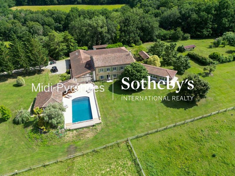 Maison - 625 m² - 17 pièces