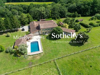 Maison - 625 m² - 17 pièces