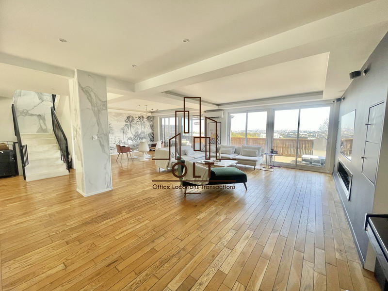 Maison - 300 m² - 8 pièces