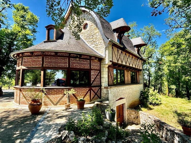 Propriété - 228 m² - 9 pièces