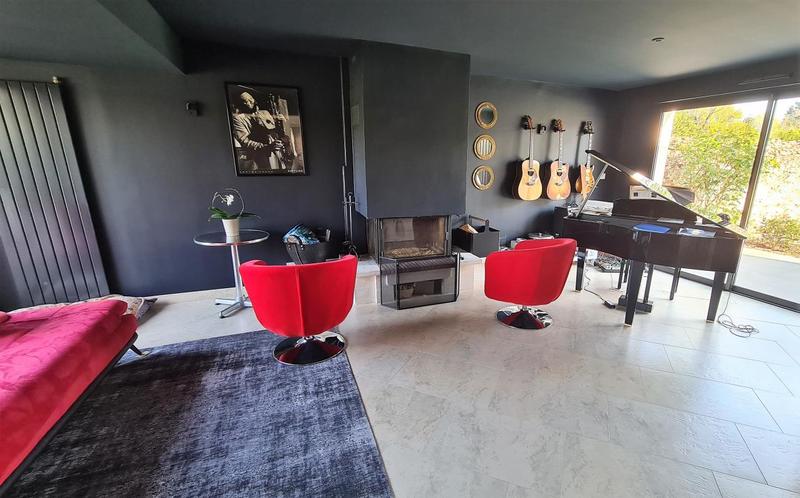 Maison - 252 m² - 9 pièces