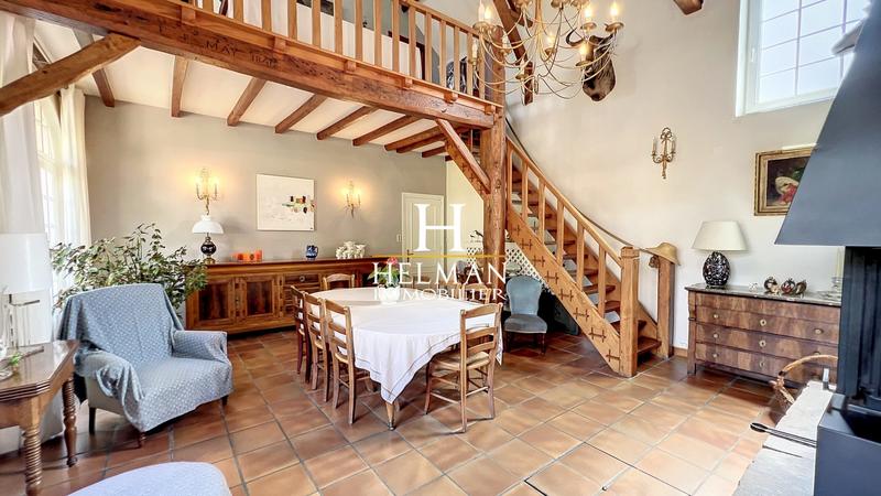 Maison - 360 m² - 15 pièces