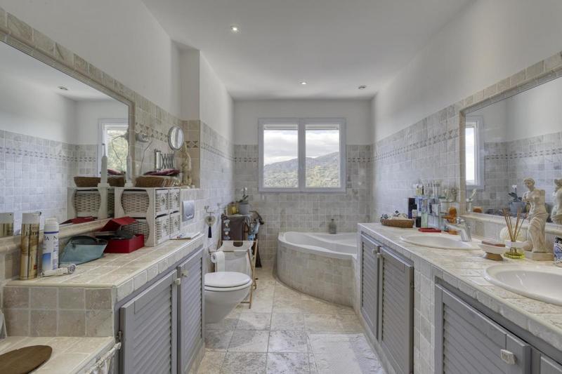 Maison - 255 m² - 8 pièces