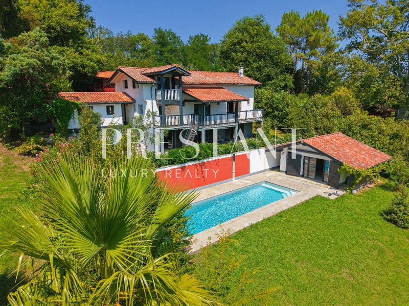 Maison - 200 m² - 9 pièces