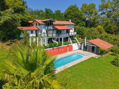 Maison - 200 m² - 9 pièces