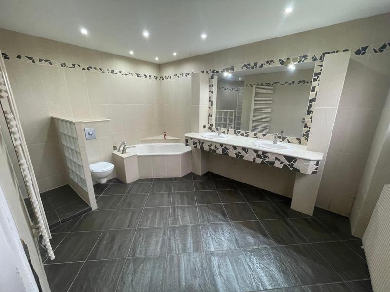 Maison - 210 m² - 8 pièces