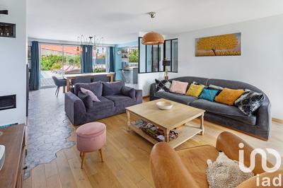 Maison - 198 m² - 9 pièces