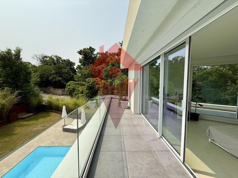 Maison - 285 m² - 8 pièces