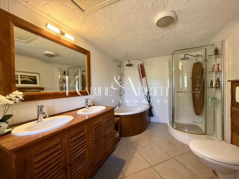 Maison - 365 m² - 11 pièces