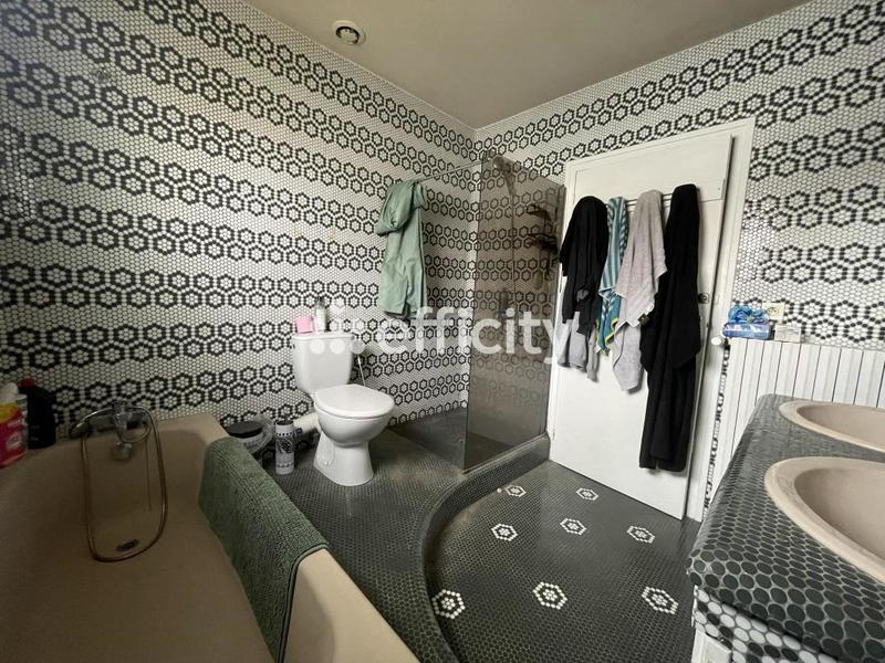 Maison - 210 m² - 10 pièces