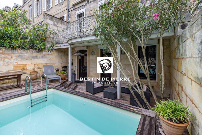 Maison - 240 m² - 8 pièces