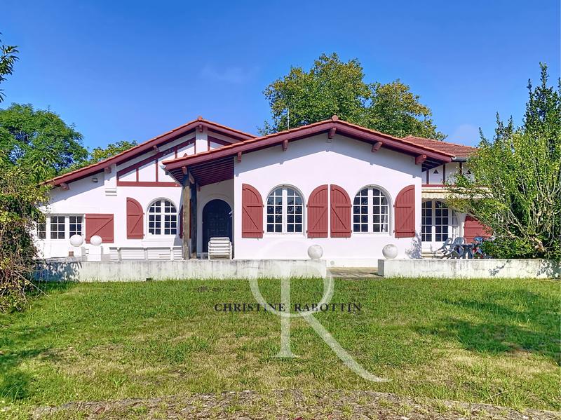 Maison - 285 m² - 10 pièces