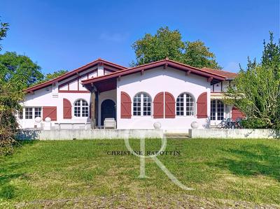 Maison - 285 m² - 10 pièces