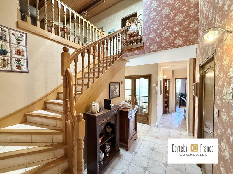 Maison traditionnelle - 320 m² - 5 pièces