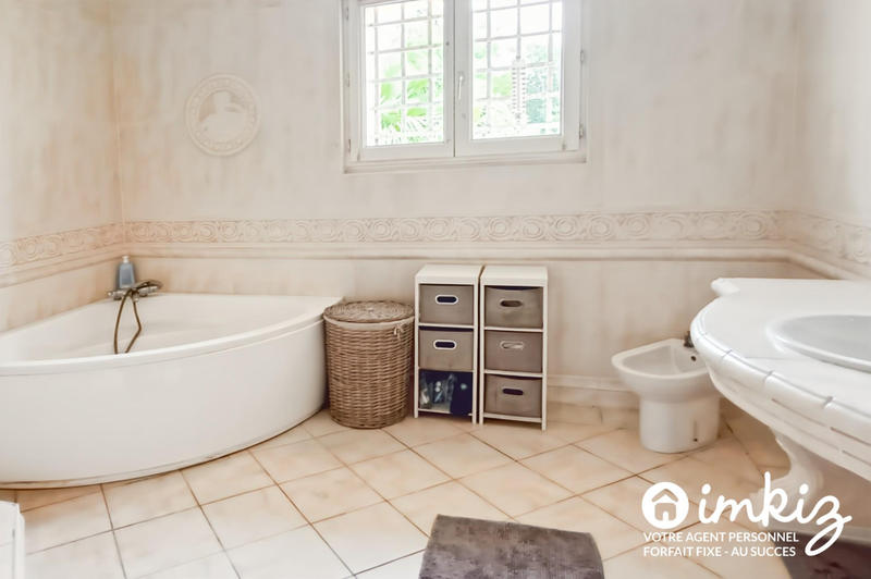 Maison - 250 m² - 6 pièces