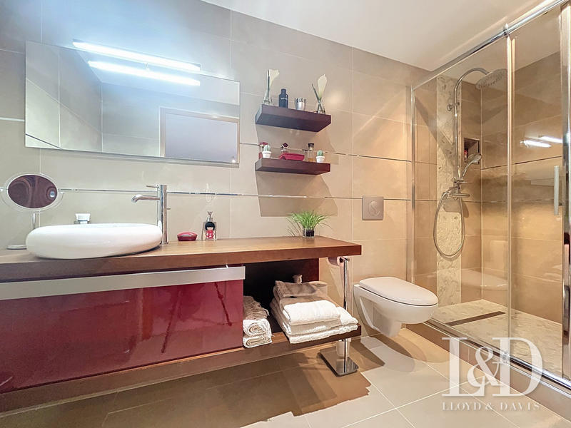 Maison contemporaine - 263 m² - 7 pièces