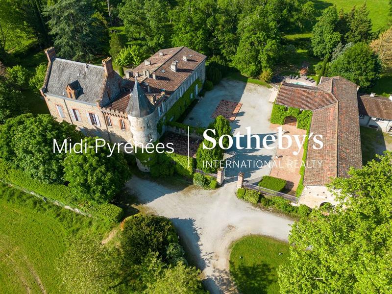 Château - 1 573 m² - 36 pièces