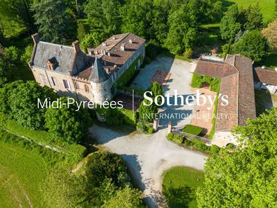 Château - 1 573 m² - 36 pièces