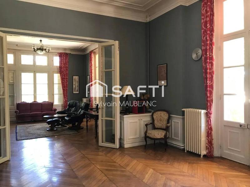 Maison - 838 m² - 20 pièces