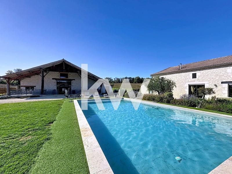 Maison - 956 m² - 10 pièces