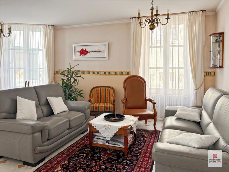 Maison - 244 m² - 10 pièces