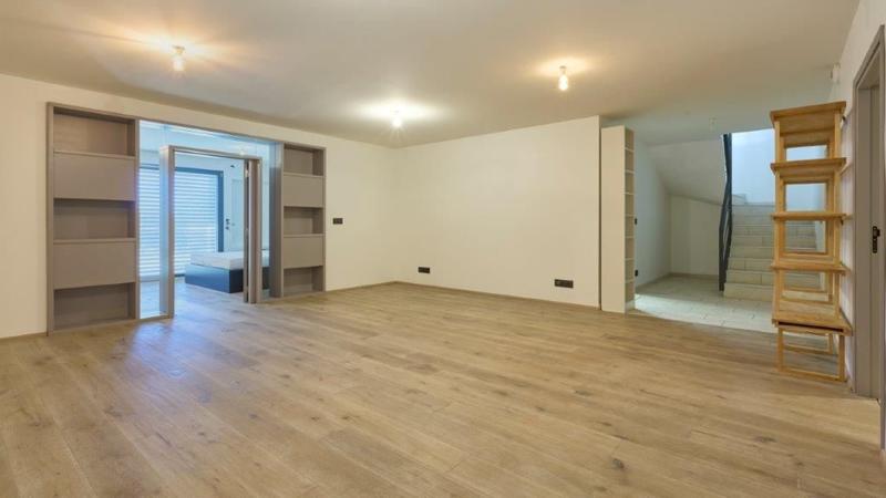 Maison - 281 m² - 7 pièces