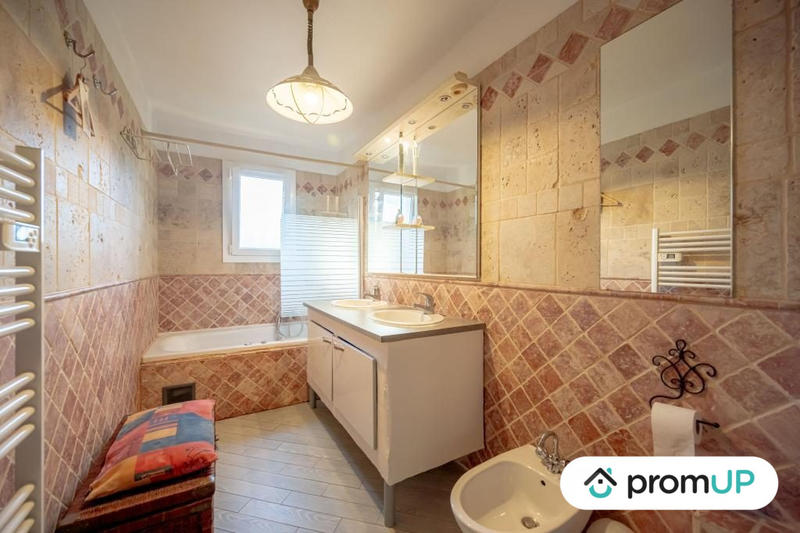 Villa - 222 m² - 7 pièces