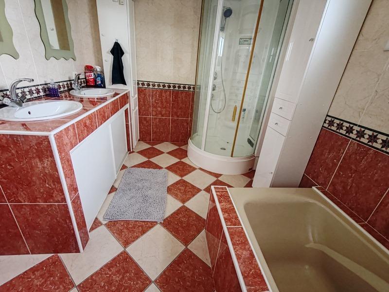 Maison - 230 m² - 10 pièces