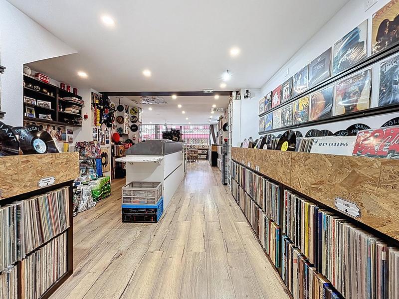 Local commercial - 121 m² - 4 pièces