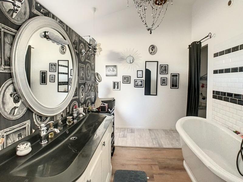 Maison - 467 m² - 10 pièces