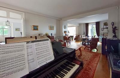 Maison - 300 m² - 12 pièces