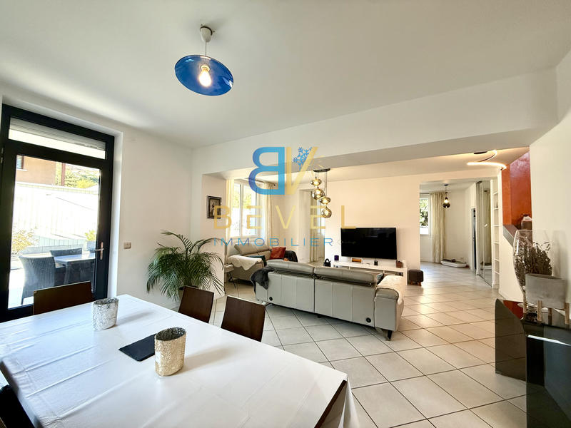 Villa - 238 m² - 8 pièces