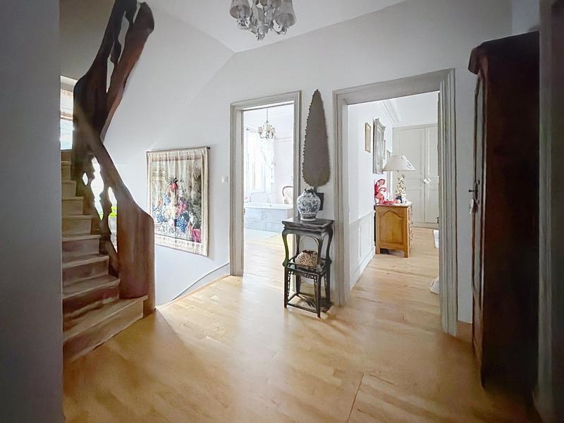 Maison de maîtres - 300 m² - 8 pièces