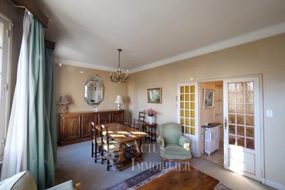 Maison - 240 m² - 9 pièces