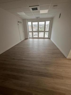 Local commercial - 107 m² - 4 pièces