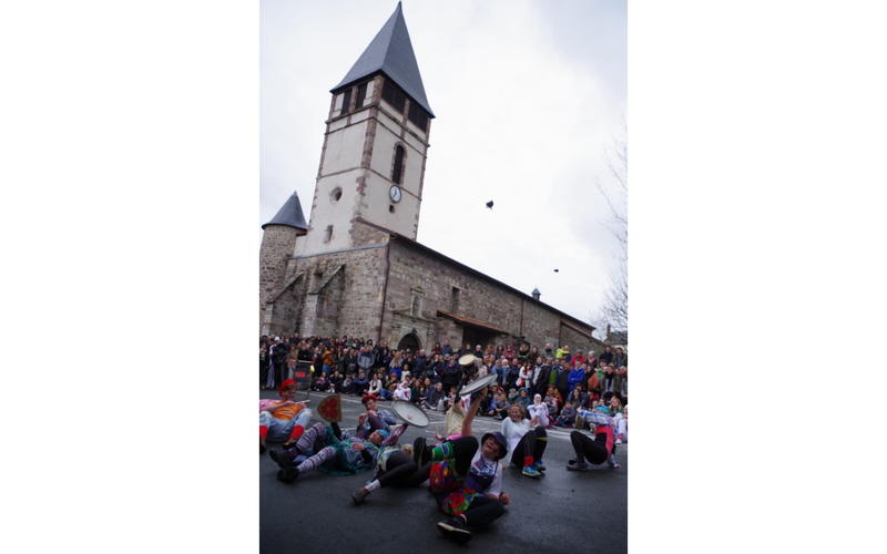 Libertimendua dans le cadre du carnaval  : défilé, théâtre, danse, bertsulariak (versificateurs en basque)