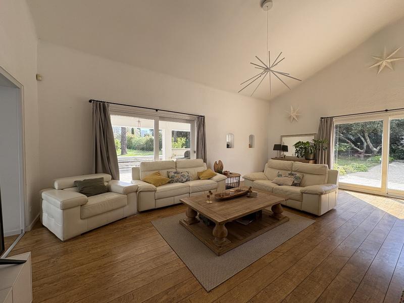 Maison - 250 m² - 6 pièces