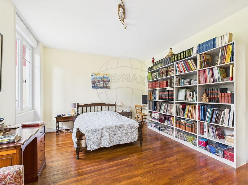 Maison - 210 m² - 10 pièces