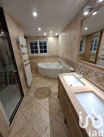 Maison - 270 m² - 9 pièces