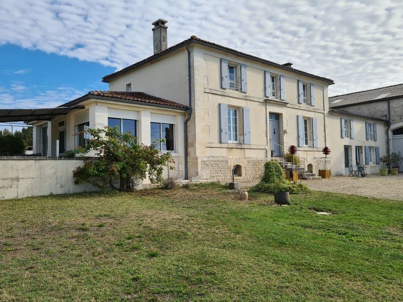 Propriété - 460 m² - 14 pièces