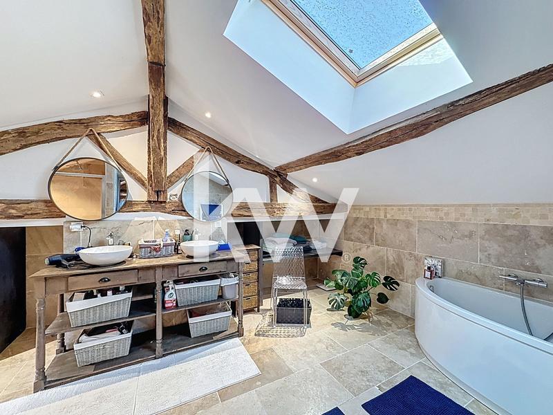 Maison - 956 m² - 10 pièces