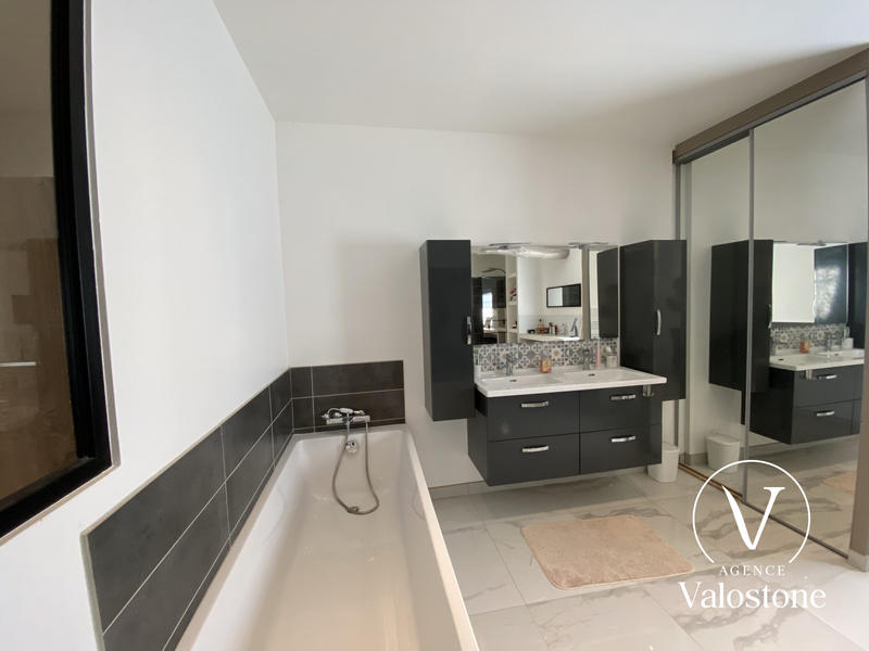 Maison - 198 m² - 6 pièces