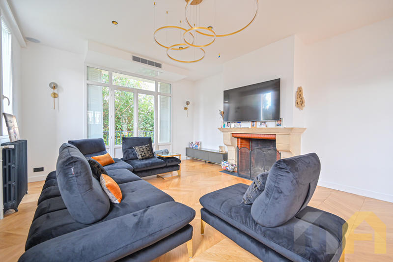 Maison - 280 m² - 8 pièces